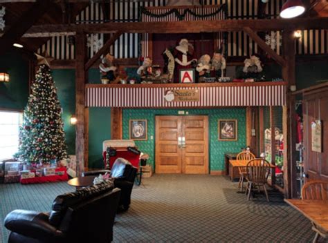 Santa's lodge - Santa's Lodge. Located in a building with a seasonal outdoor swimming pool, Santa's Lodge provides free WiFi and on-site parking. All units at the lodge feature air conditioning and a flat-screen TV. Santa's Lodge offers a children's playground. Guests can enjoy Santa's Express ziplines or use the rock climb wall both located at the property.